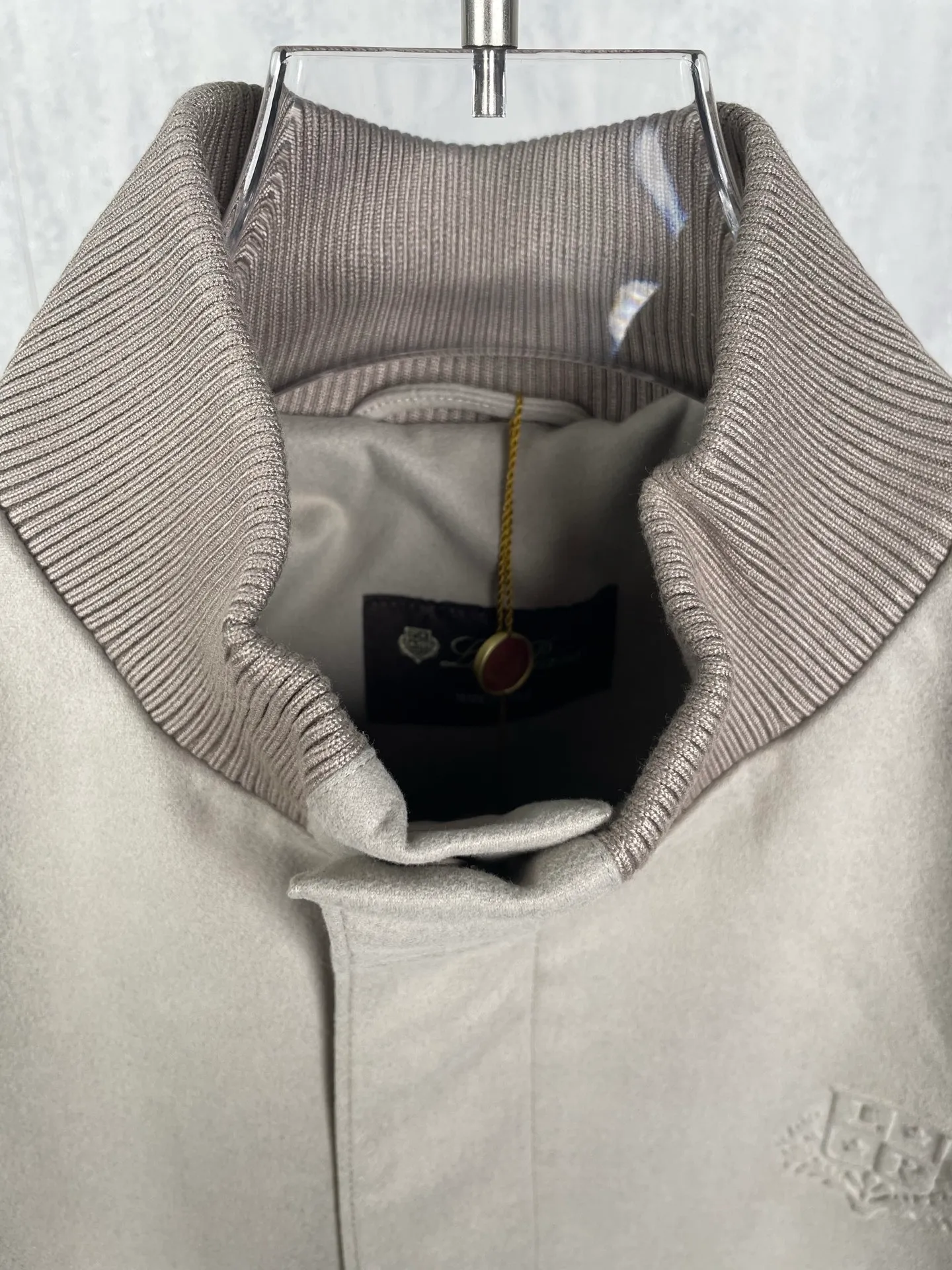 ! (Special version shipped next day) ❗️❗️❗️ LP LORO PIANA #6079 stand collar flocked work jacket The brand's exclusive ultra-fine velvety blended fabric is selected, with a fine suede matte matte texture. The fabric has been stain-resistant and pre-shrunk, and feels soft and not stiff. The high-density weave takes into account both stiff muscles and breathable properties. The dark and light color system has one coloring standard, no color difference or whitening defects. It is suitable for both spring and autumn single wear and winter inner wear, taking into account the casual and relaxed feeling and light luxury texture‼ ️ Customized metal double-headed zipper on the placket, with double-layer overlocking of the same fabric as the zipper, which can be opened and closed repeatedly without blocking the fabric; double-flap patch pockets on the chest, with built-in embossed LP shield-shaped wheat ears logo embossed on the bag flap, and the three-dimensional embossing is evenly deep and does not collapse; the cuffs are engraved with bright Lp Silver round metal buckle, buttonholes are reinforced with double-layer overlocking, and the brand's handwritten logo is finely embroidered on the hem of the cuffs. The lines are delicate and not off-line. The hidden pockets on both sides are fully closed, and the bag mouth is densely reinforced with no exposed hard seams to rub against the skin. ◽The entire body is precision overlocked and stitched throughout the entire body🔍 The shoulder seams, side seams, armholes, hems, and bag flap edges are all reinforced with double-strand stitching Lapel suede-feel work jacket, ultra-fine suede blended fabric + bag flap embossed embossing + cuff precision embroidery triple process makes the production more difficult. The cutting loss of suede fabric is much higher than that of ordinary woven fabrics. Six-color batch color control quality inspection, double routing inside and outside, and multiple inspections of hardware embroidery , if the imprint is blurred, the embroidery is skipped or the cut pieces are misplaced, the whole piece is scrapped. It is an intuitive reflection of the hard-core quality of Italian light luxury commuter jackets. Men who prefer soft matte textures and low-key simple outfits can distinguish the huge gap between ordinary work jackets at a glance. Color: Wine Red, Apricot Black Gray Size: 48 50 52 54 56